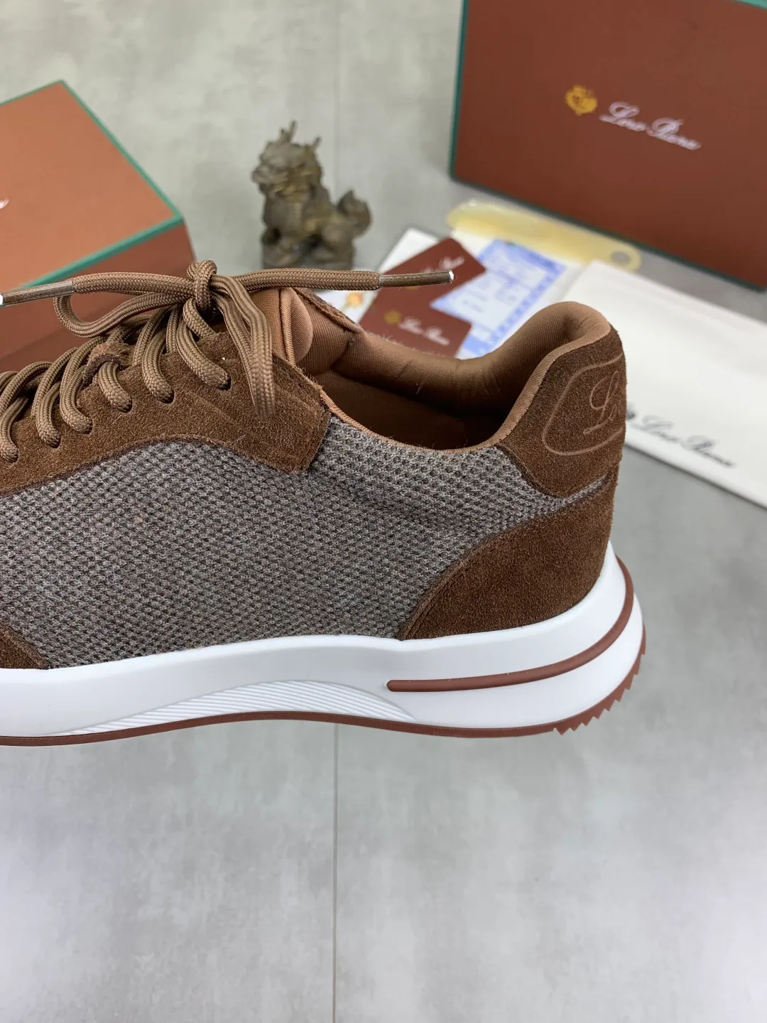 Men's men's shoes 💰P440 New model 💰 The latest casual shoes Loro Piana 💯 Top grade 💯 Buy the original copy 💯 Founded the existing Loro Piana company on April 24, 1924. It is now the sixth generation of family business, providing top quality products to customers who are discerning about taste and quality. Imported original fly woven fabric with cowhide fabric, plain calfskin lining. Hand-sewn thread with cowhide feet. Original packaging. High-end outsole. Size: 38-44 (customized for 45 and 46). 5️⃣ colors available.